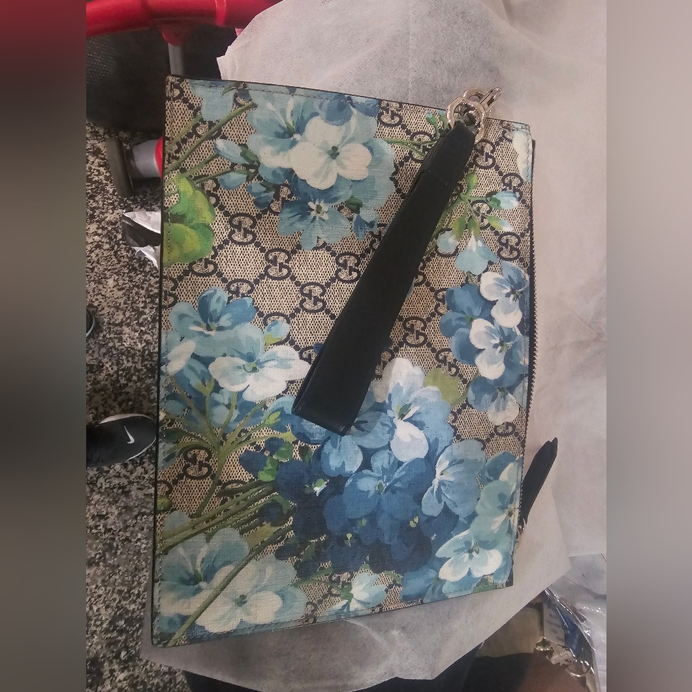 Wristlet clutch